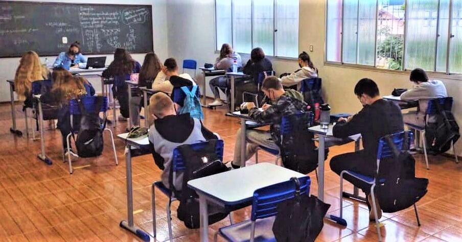 ALUNOS VOLTAM ÀS ESCOLAS